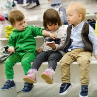 Особенности выбора современной детской одежды и аксессуаров