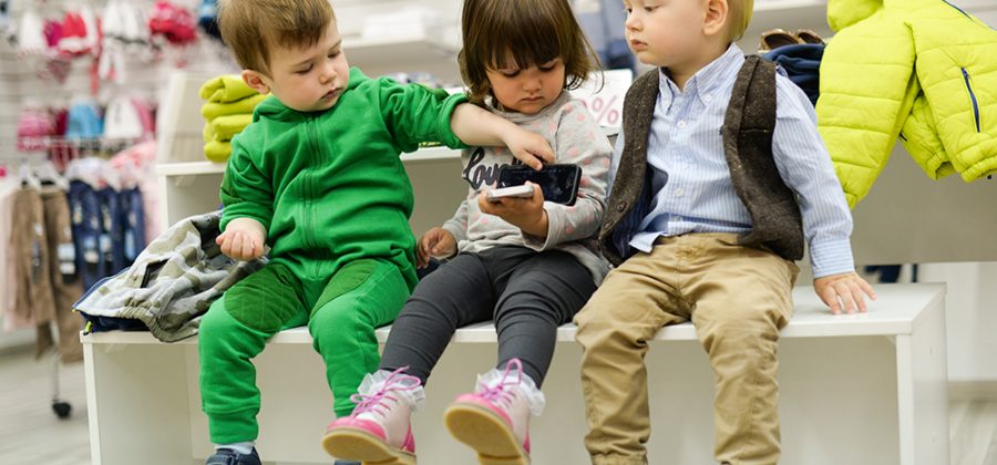Особенности выбора современной детской одежды и аксессуаров